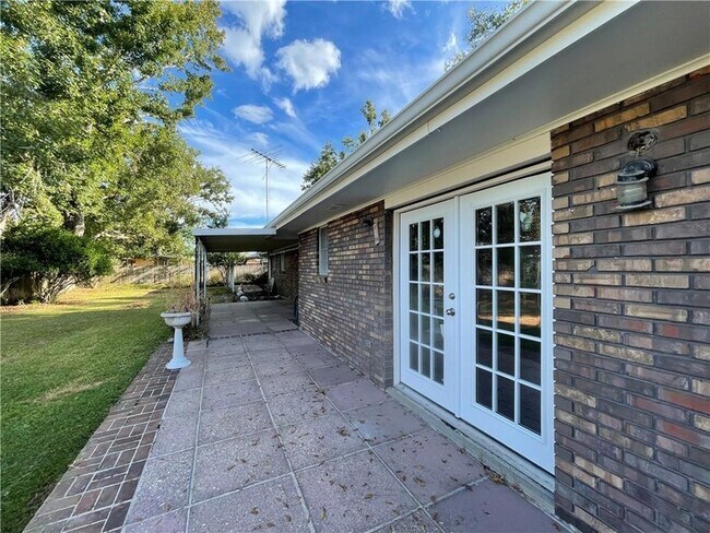 Building Photo - 214 River Oaks Dr