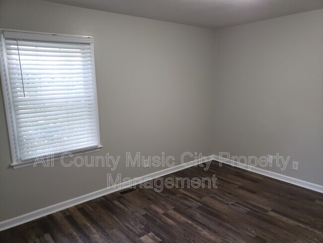 Building Photo - 553 Owendale Dr