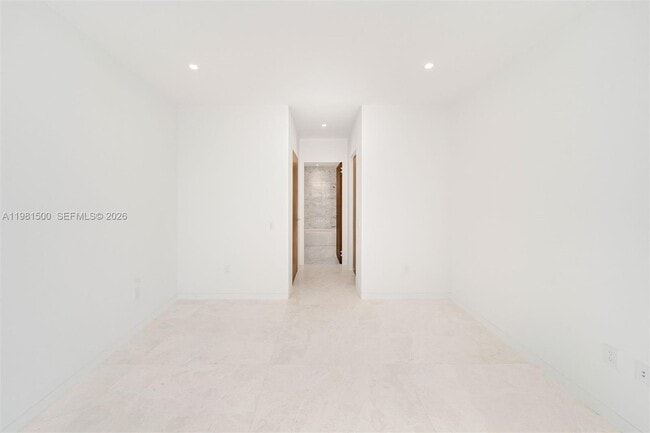 Building Photo - 5 Grove Isle Dr