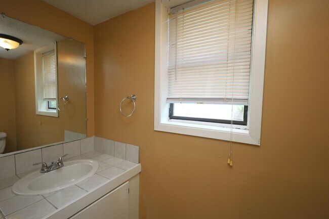 Building Photo - 5 Crestwood Cir
