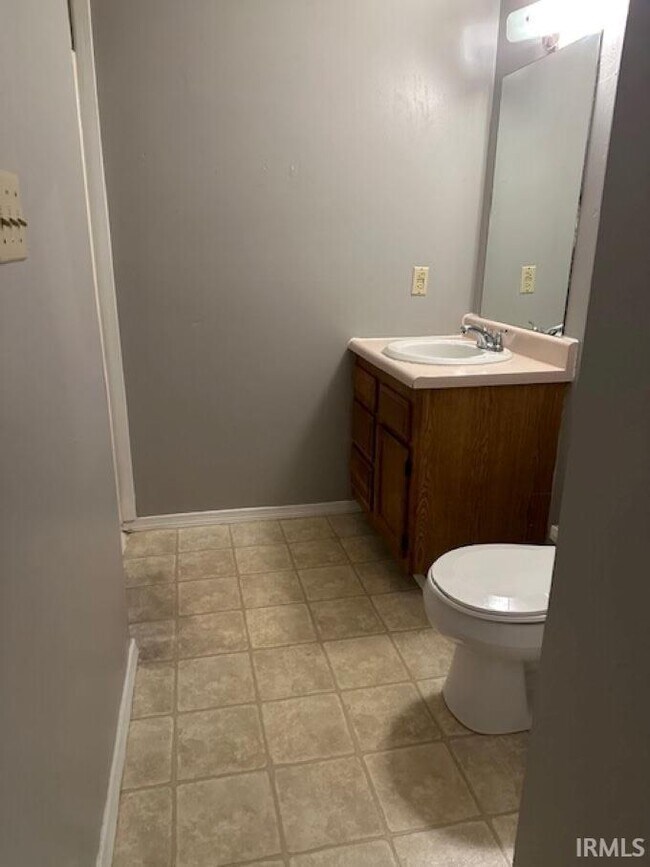 Building Photo - 1302 N Woodburn Ave