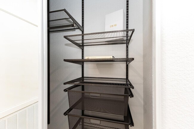 Building Photo - 7027 N Scottsdale Rd