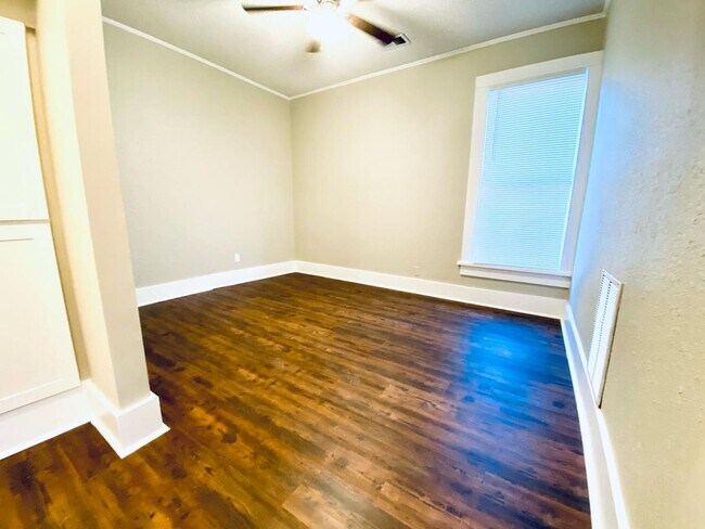 Building Photo - 3 bedroom, 2 bathroom recently updated in Cooper Young