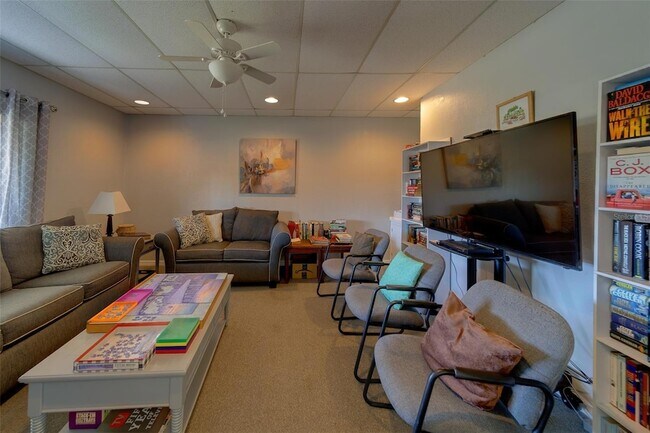 Building Photo - 13827 Mission Oaks Blvd