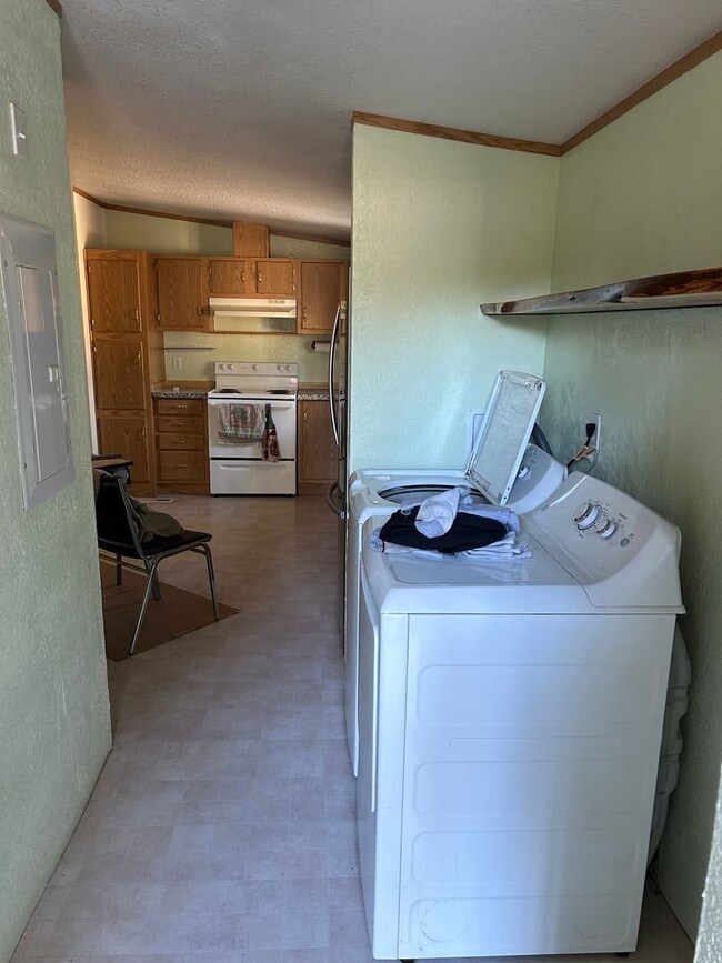 Building Photo - Cute Home Close to Everything