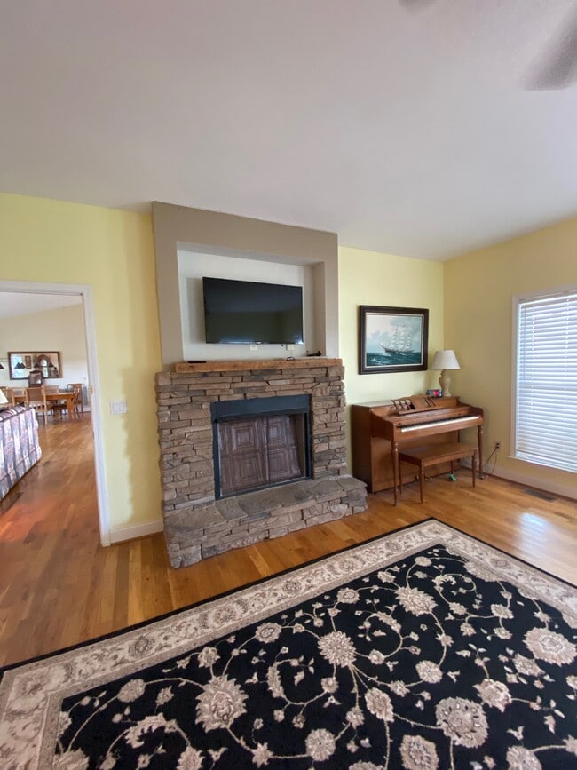 Building Photo - 149 Bowen Farm Rd