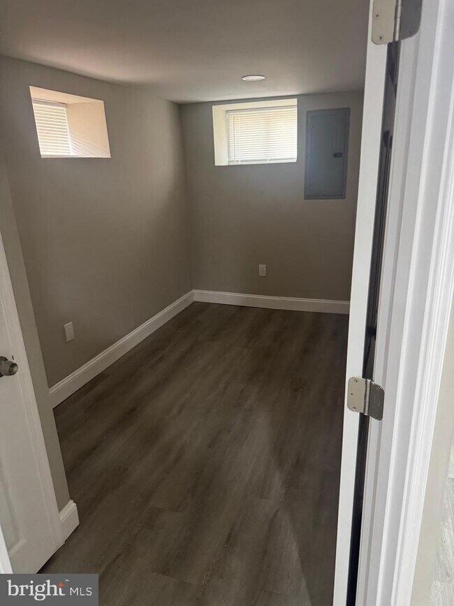 Building Photo - 1945 W Airdrie St