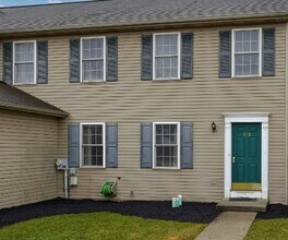 Building Photo - Updated Townhome available now!