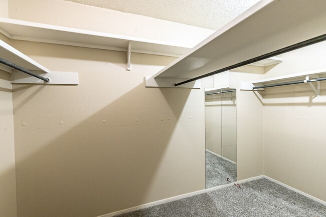 Building Photo - Spacious 2 Bedroom Townhome with Carport!