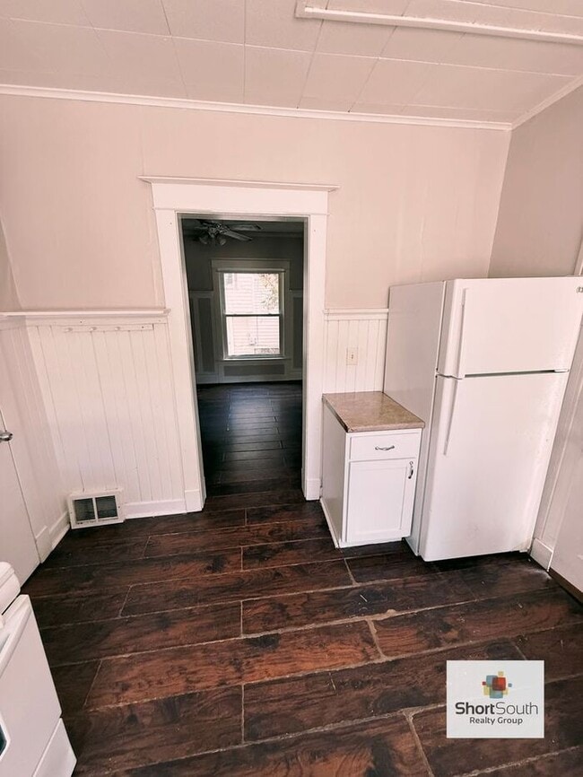 Building Photo - Updated 2 Bed 1 Bath upper apartment