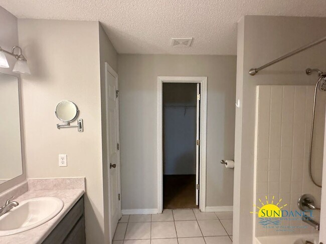 Building Photo - Open layout 3 Bedroom home in Navarre!