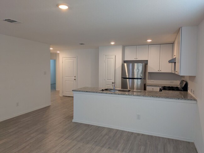 Building Photo - Fresh and Clean in New Braunfels!!