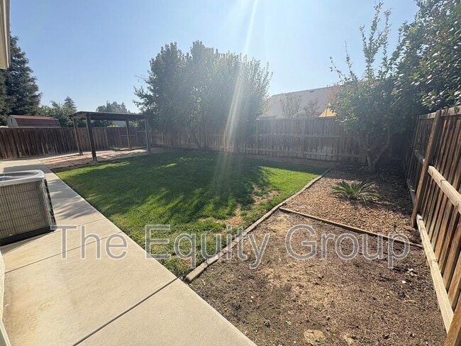 Building Photo - 6227 W Oak Ave