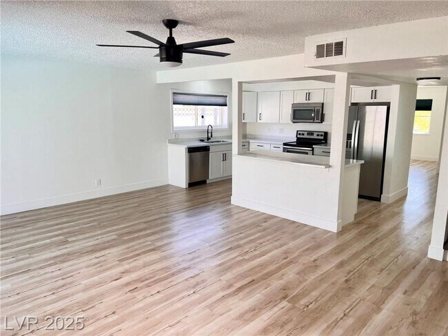 Building Photo - Stylish 4-Bed Home with Pool, Spa & No HOA...