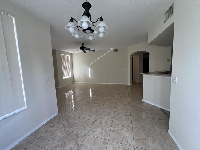 Building Photo - 607 Belmont Pl