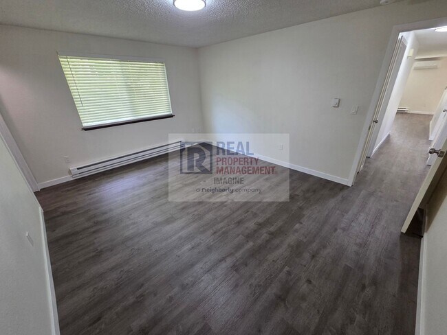 Building Photo - Check out this completely wonderful 2-bedroom, 1.0-bath unit!