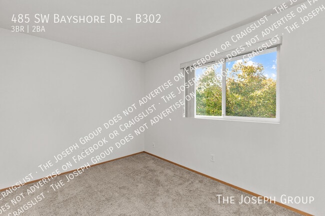 Building Photo - 485 SW Bayshore Dr