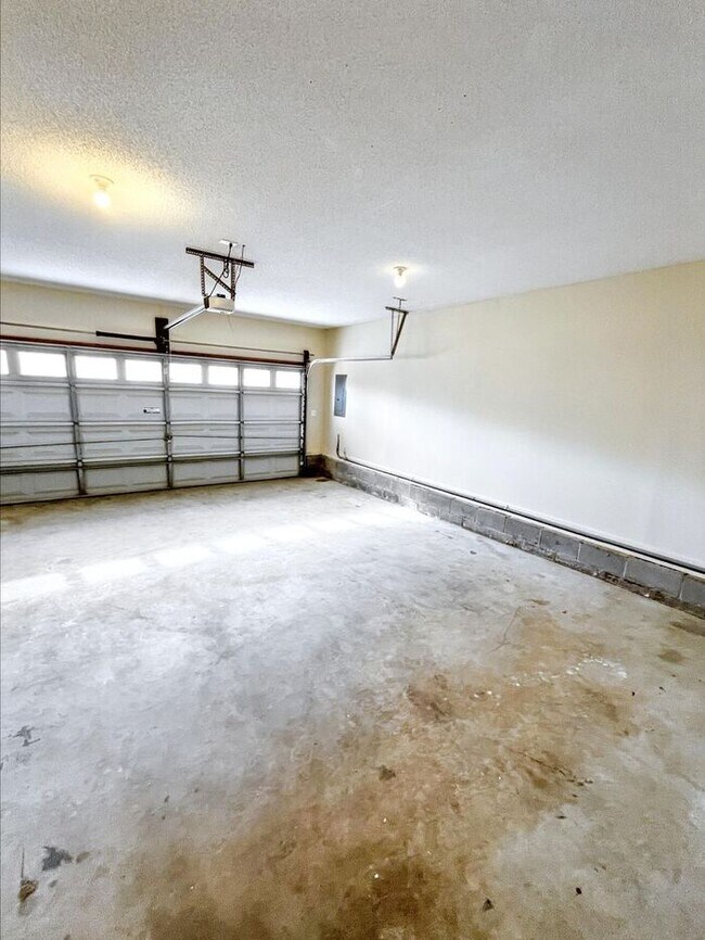 Building Photo - Spacious 3-Bedroom Home with Deck, Firepla...