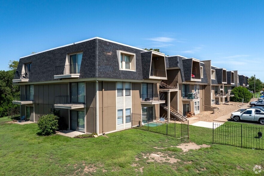 Building Photo - Kingston Cove