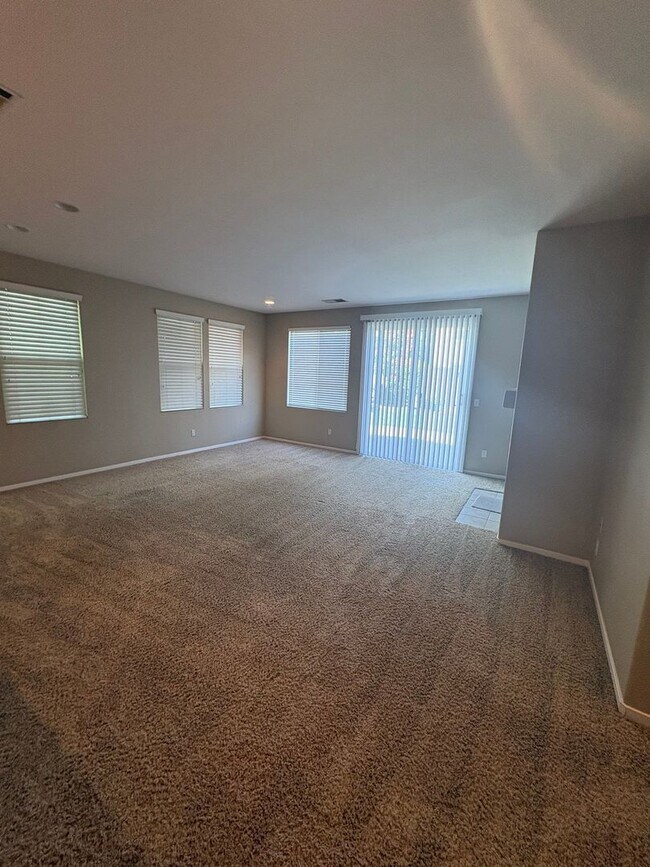 Building Photo - Vibrant 3 bed/2 bath home in West Sac