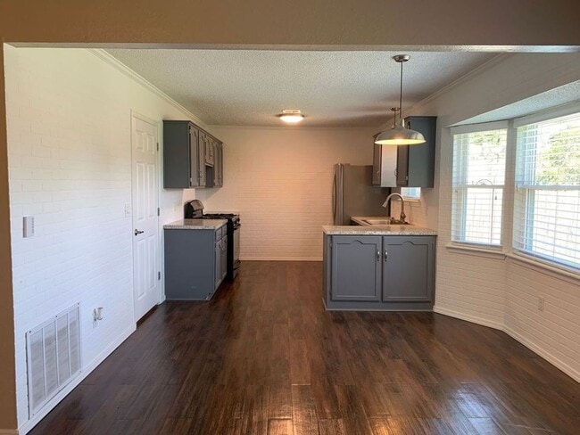 Building Photo - This super cute home features a beautiful ...