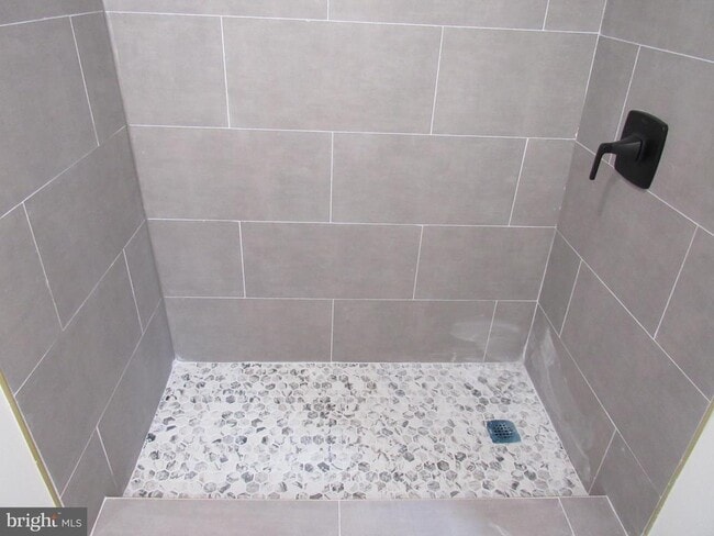 Building Photo - 708 Oak Ln