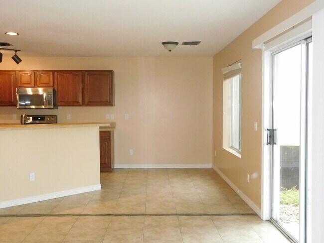Building Photo - Amazing 4 bedrooms, 3 bathrooms house in P...