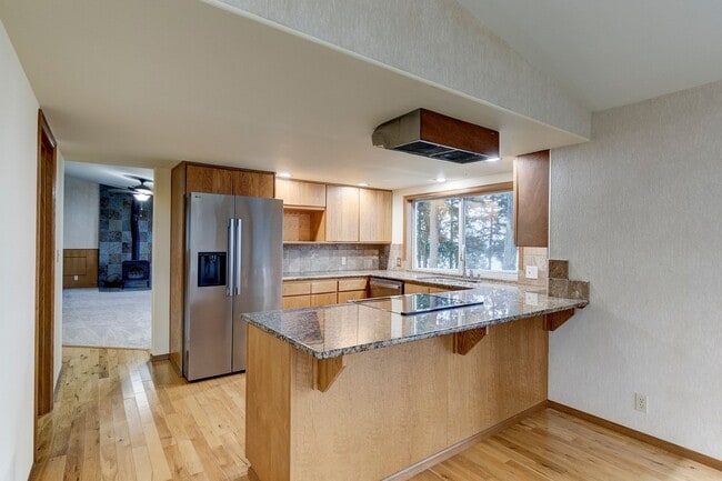 Building Photo - 3 Bedroom 2.5 bathroom nestled in woods with water view