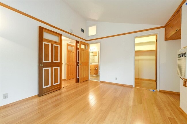Building Photo - Fantastic 2-Bed, 2-Bath Townhouse with Pri...