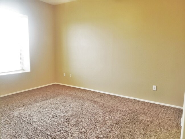 Building Photo - 3 bed 2 bath Condo
