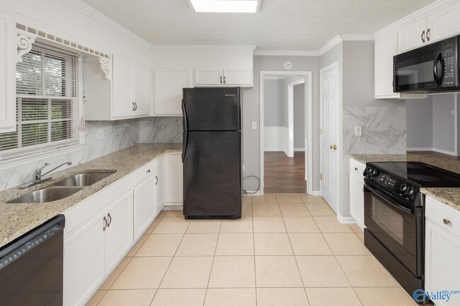 Building Photo - 2624 Excalibur Dr SE