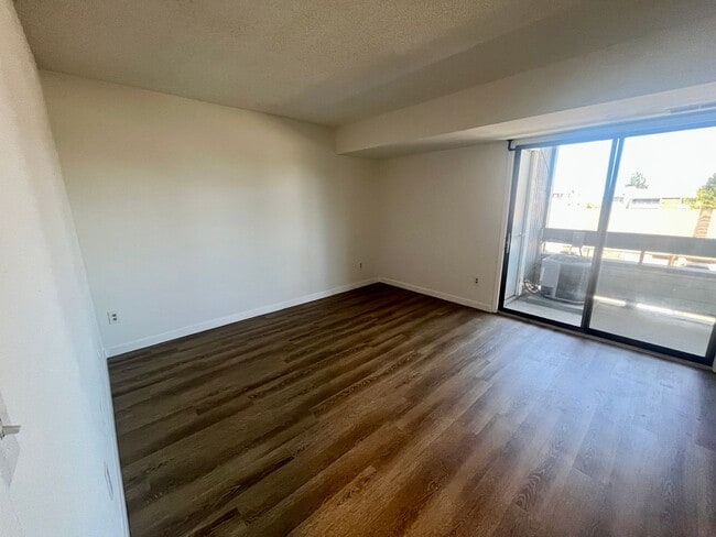 Building Photo - **$500 Move in Special**  Updated Spacious 1 bed/1 bath in Aurora