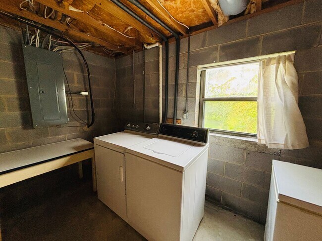 Building Photo - 3 Bedroom, 2 Bath House in Woodbine w/walking trail access