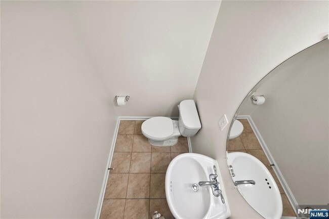 Building Photo - 9 Landmark Ln