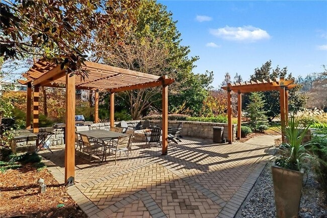 Building Photo - 245 N Highland Ave NE