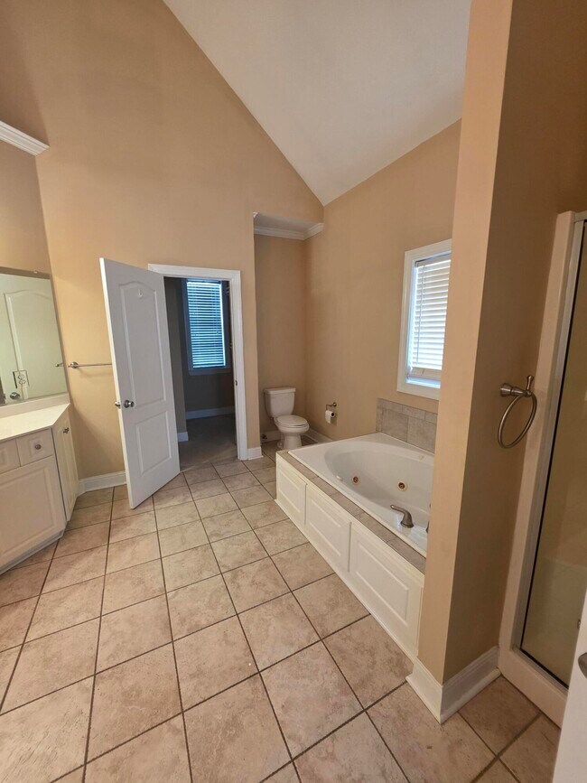 Building Photo - 306 Lochleven Ct