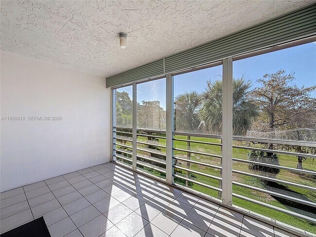 Building Photo - 605 Oaks Dr