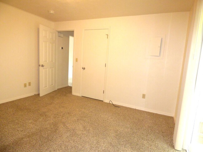 Building Photo - Rent Special: 1/2 Off July's Rent!! Ground Level 1 Bedroom 1 Bath W/ AC
