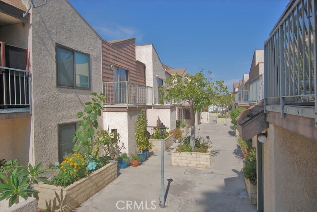 Building Photo - 746 N Eucalyptus Ave