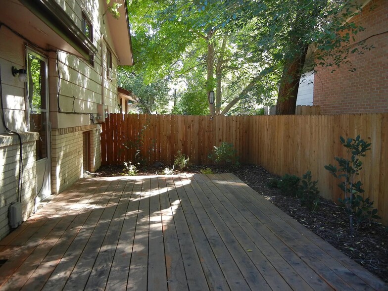 Private backyard w/ deck - 832 Lincoln St