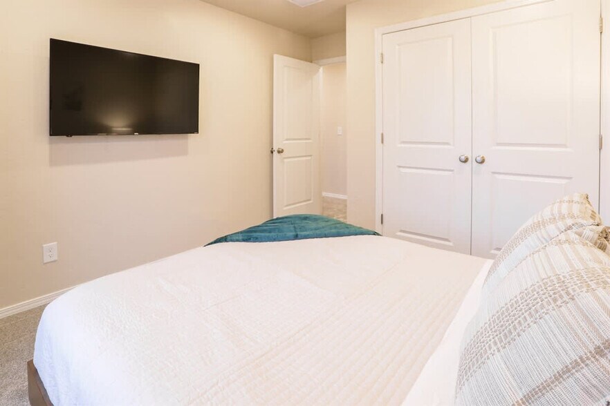 Building Photo - 609 N Kimball Ave