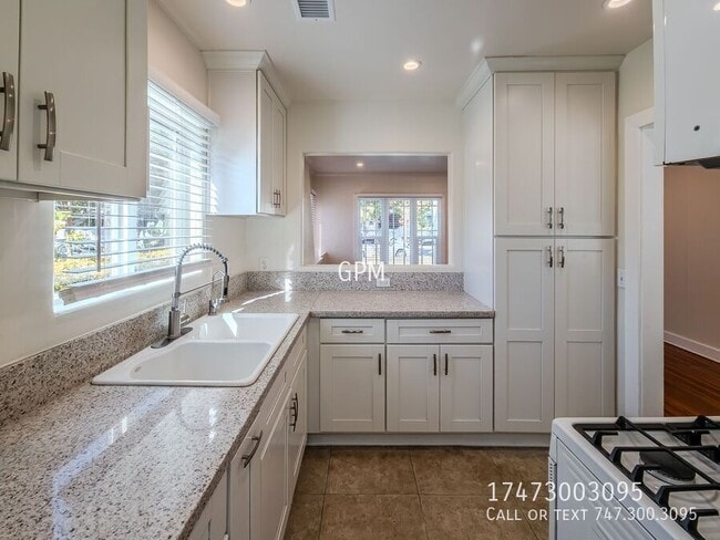 Building Photo - 1320 E Maple St