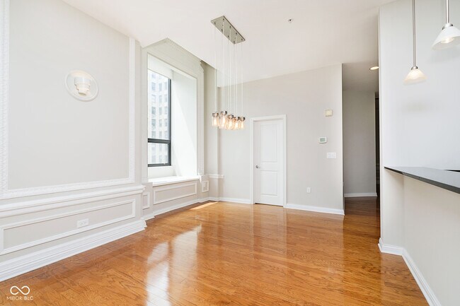 Building Photo - 350 N Meridian St