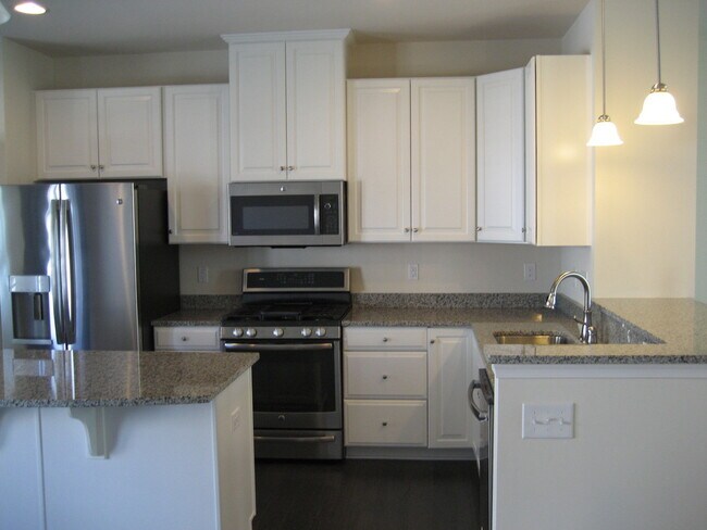 Building Photo - 360 Spring Hill Pl