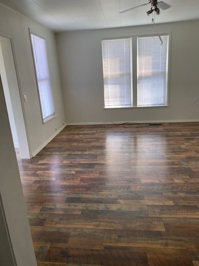 Building Photo - 27 8th Ave W