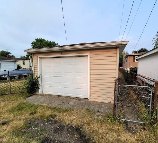 Building Photo - 2716 White Oak Ave
