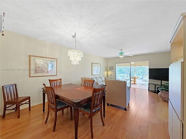 Building Photo - 1030 Country Club Dr