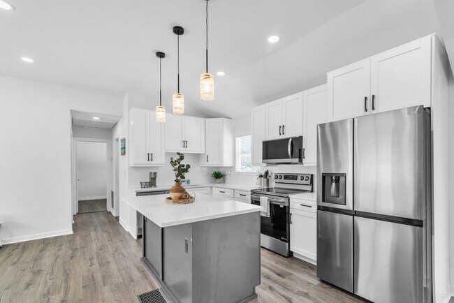 Building Photo - Charming 3BD/2BTH Home with Private Backya...