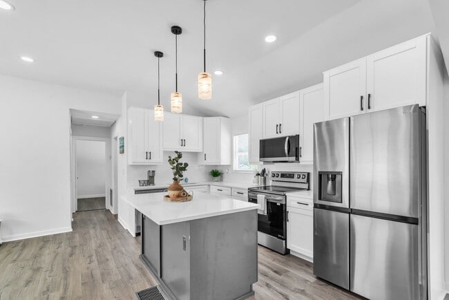 Building Photo - Charming 3BD/2BTH Home with Private Backyard in the Heart of Safety Harbor