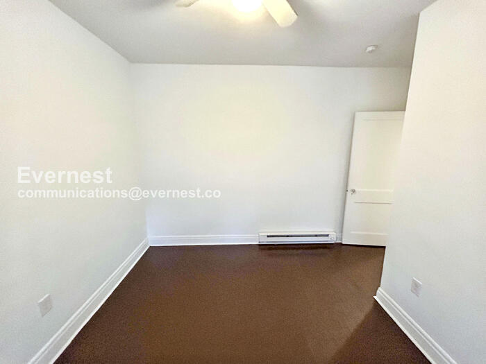 Building Photo - 802 E Broadway